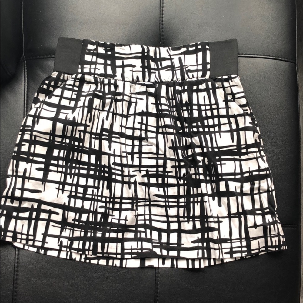 B&W miniskirt with POCKETS!!!!